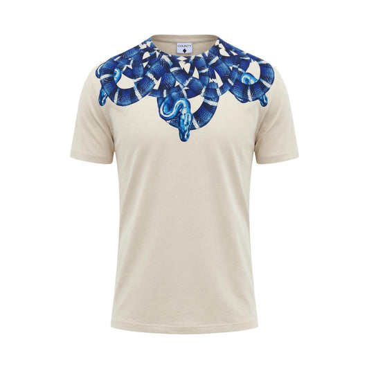 T-shirt County of Milan Snakes; 100% Cotone. Grafica serpenti intrecciati su spalle/collo, vestibilità regular. Maglia uomo streetwear, iconica e traspirante per la PE26. Vista frontale Stesa