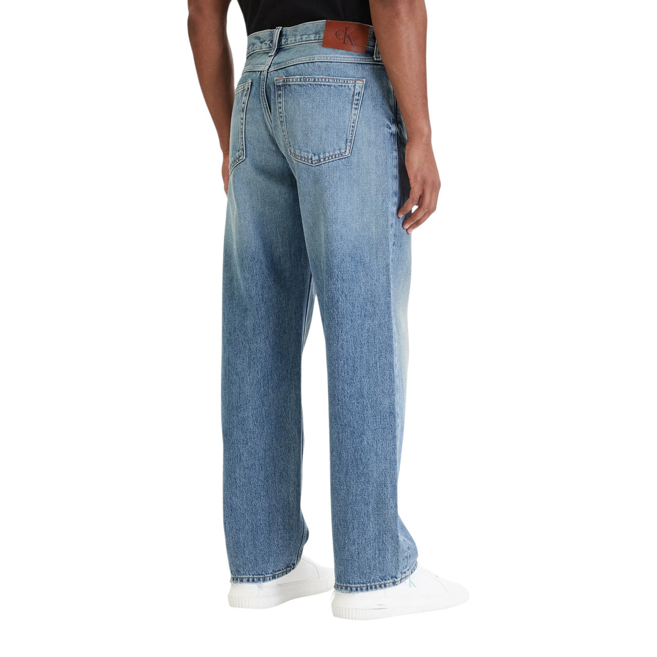 Jeans Uomo Blu Calvin Klein Jeans; Taglio Regular/Loose. 100% cotone effetto denim, gamba dritta, vita regular e chiusura con zip. Design 5 tasche con patch logo sul retro, stile casual quattro stagioni. Posteriore 