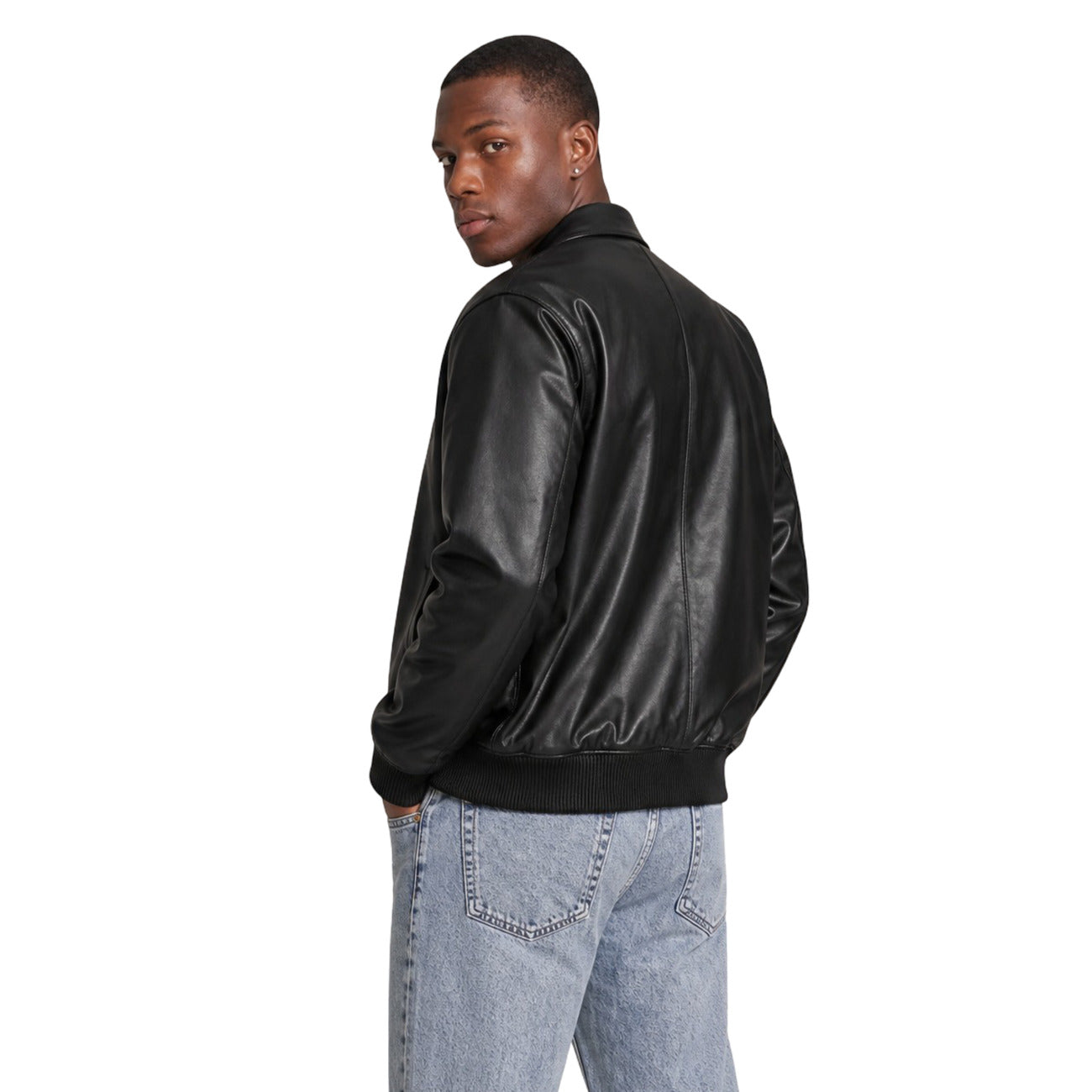 Giacca Leggera Nera Uomo Calvin Klein Jeans; Tessuto 100% poliestere riciclato con colletto classico e chiusura a zip. Polsini e fondo elastici con logo CK tono su tono sul petto, stile casual per mezza stagione. Vista posteriore 