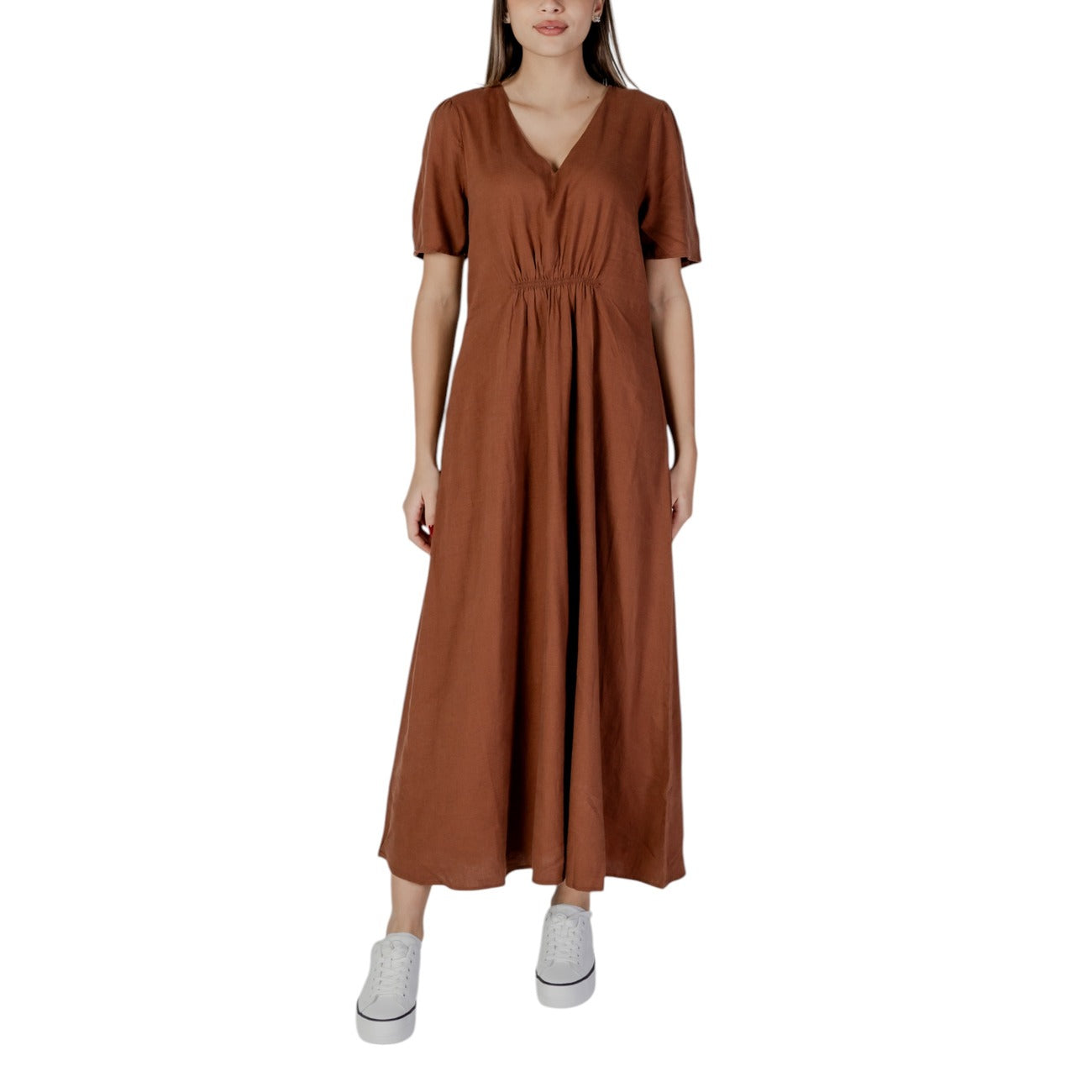 Abito lungo B.young marrone con maniche corte e scollo a V - vista frontale
