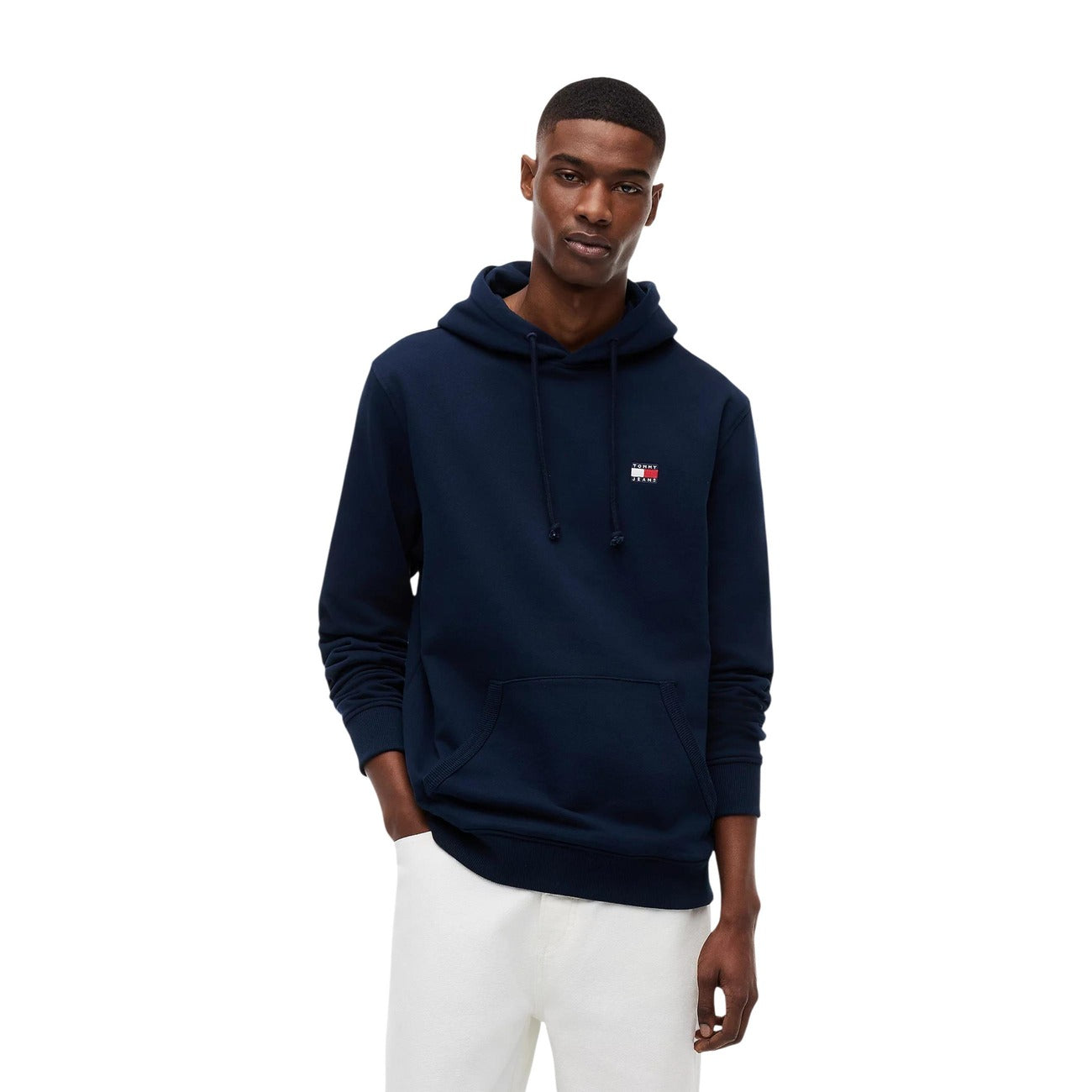 Felpa Blu Tommy Jeans con Cappuccio; 100% Cotone Rigenerato. Tessuto pesante felpato, logo ricamato, vestibilità regular. Calda, sostenibile e ideale per il tempo libero. Frontale 