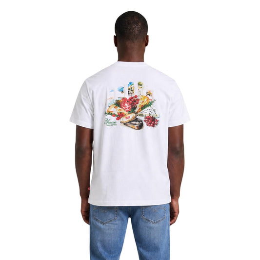 T-shirt Bianca Levi's®; Grafica Food & Deli. 100% Cotone. Vestibilità relaxed, girocollo, stampa fronte-retro "You've been served". Fresca, creativa e di carattere. Posteriore 