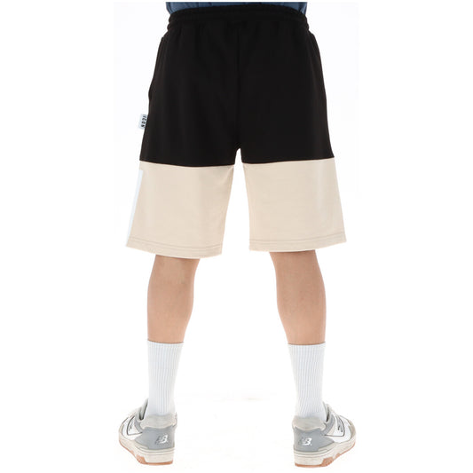 Bermuda ICON Color-Block; 87% Cotone, 13% Poliestere. Nero e Beige, maxi logo bianco spezzato, vita con lacci. Short uomo streetwear grafici e traspiranti, Made in Italy. Vista posteriore 