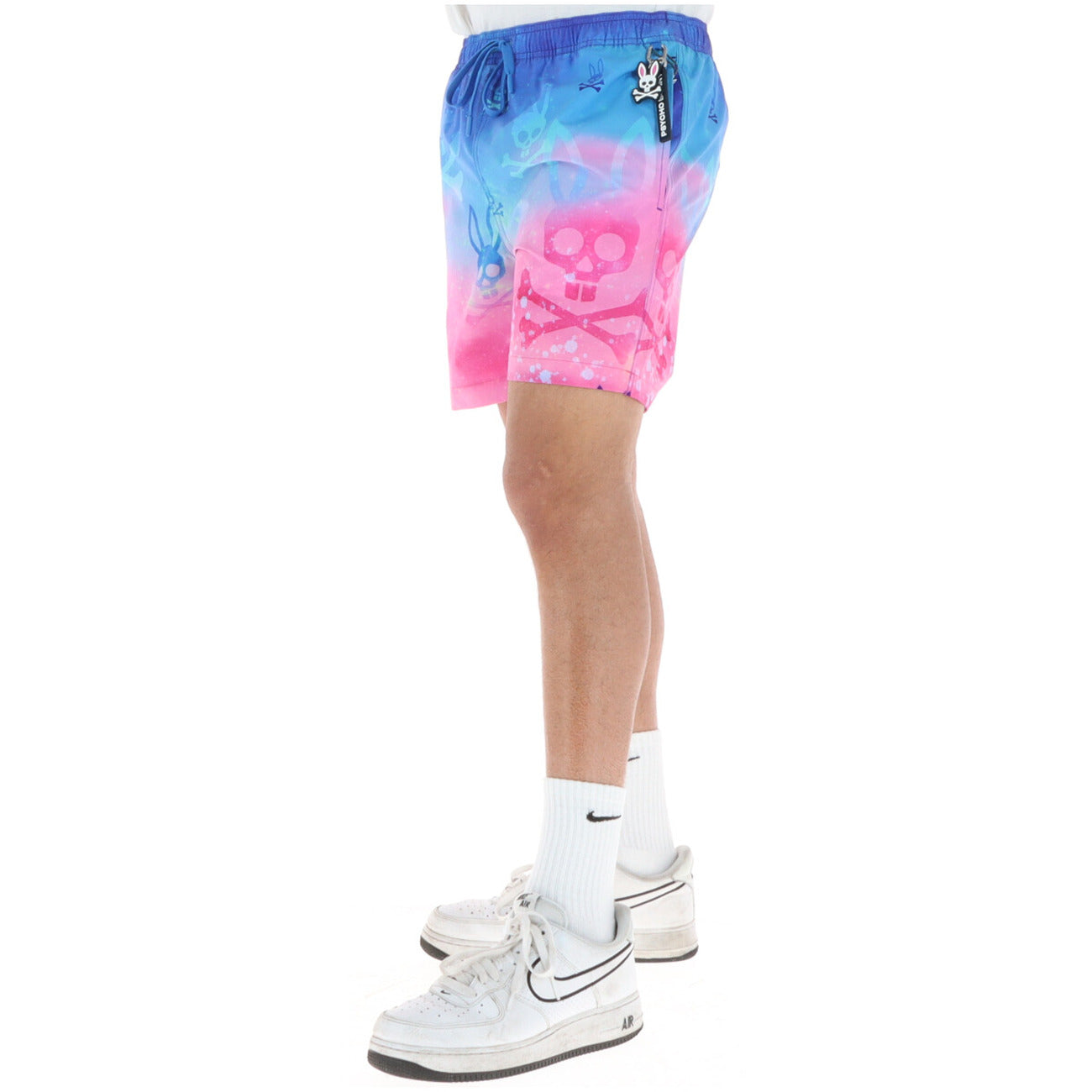 Boxer mare Psycho Bunny Rosa Cosmico; 100% poliestere ad asciugatura rapida. Grafica integrale colorata, fodera elasticizzata, vestibilità regular 6". Design iconico e traspirante. Laterale 