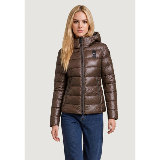 Piumino donna Blauer marrone Caroll 26WBLDC02070. Giubbotto corto da donna marrone trapuntato e sfiancato con cappuccio regolabile, zip a doppio cursore e logo Blauer sulla manica, giacca invernale calda e casual chic.