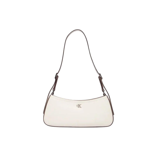 Calvin Klein CK Small Shoulder Bag; 51% poliestere riciclato, logo metallico, tracolla regolabile. La borsa a spalla chic e compatta per look day-to-night. Colore bianco. Vista frontale