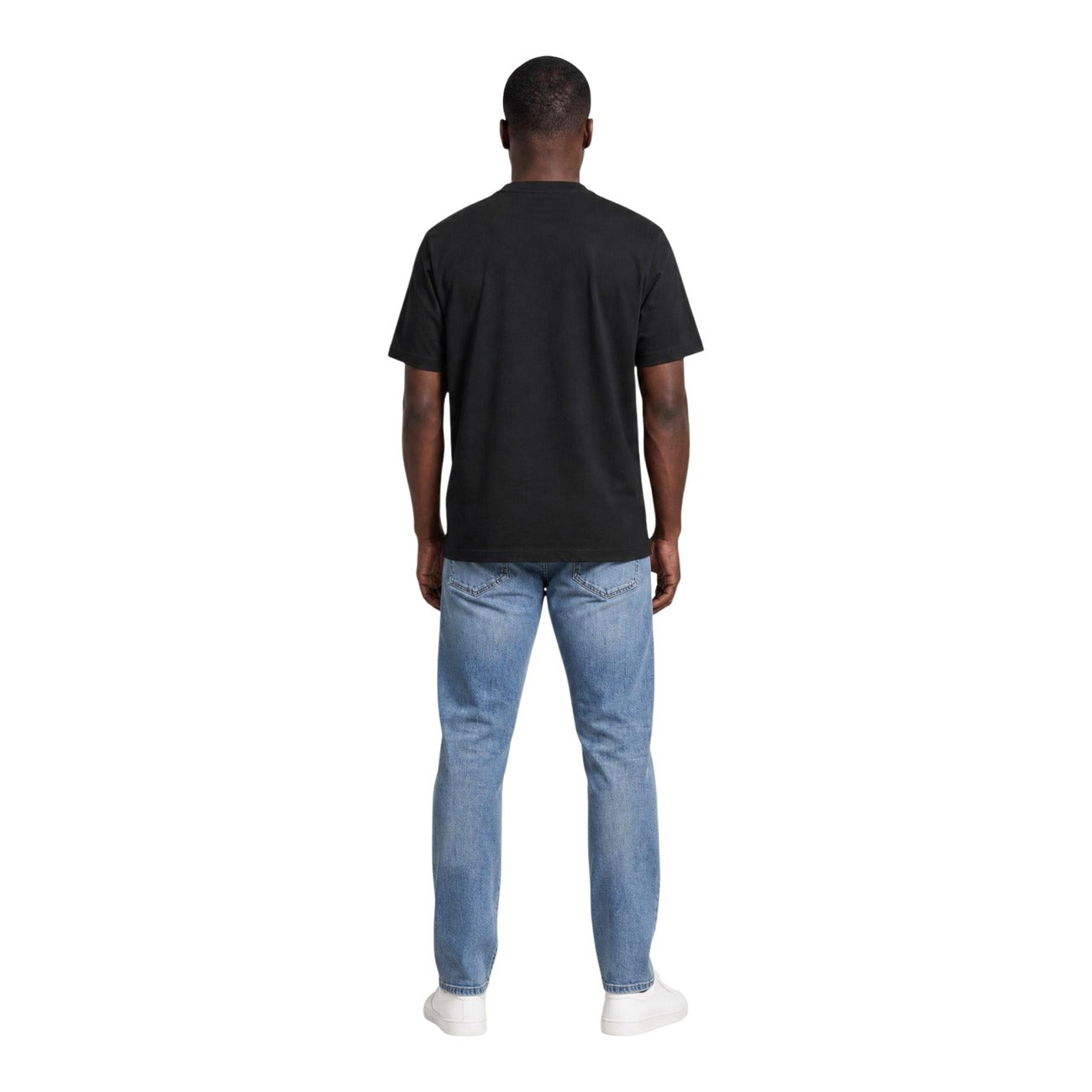 T-shirt Nero Calvin Klein; Logo Goffrato in rilievo. 100% Jersey di Cotone. Vestibilità regolare, girocollo a costine, morbidezza premium. Stile minimalista e ricercato.