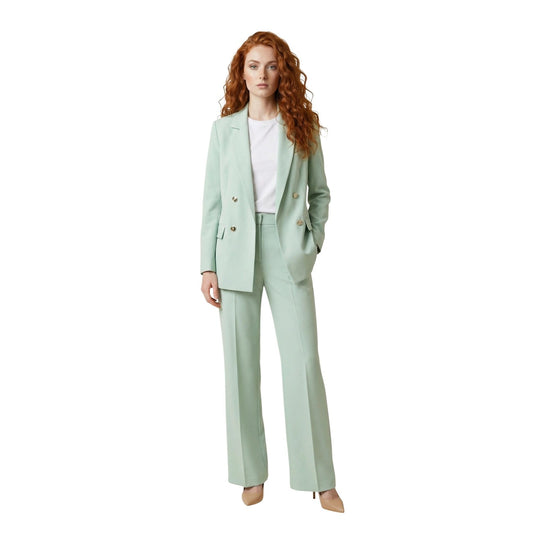Artigli Blazer Baciata; giacca doppiopetto verde con bottoni oro e tasche con patta. Tessuto stretch confortevole e silhouette definita. Vista frontale Figura intera 