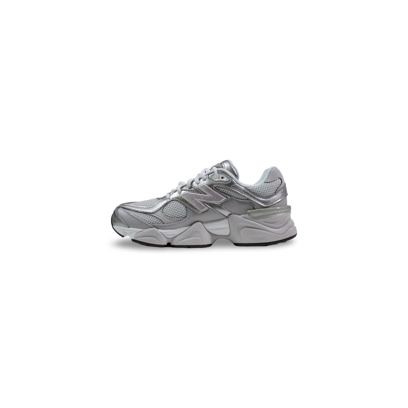New Balance G90602LB; sneakers unisex in materiale sintetico, design traforato, suola ammortizzata. Il comfort dinamico e iconico per l'uso quotidiano. Vista laterale Colore grigio argento 