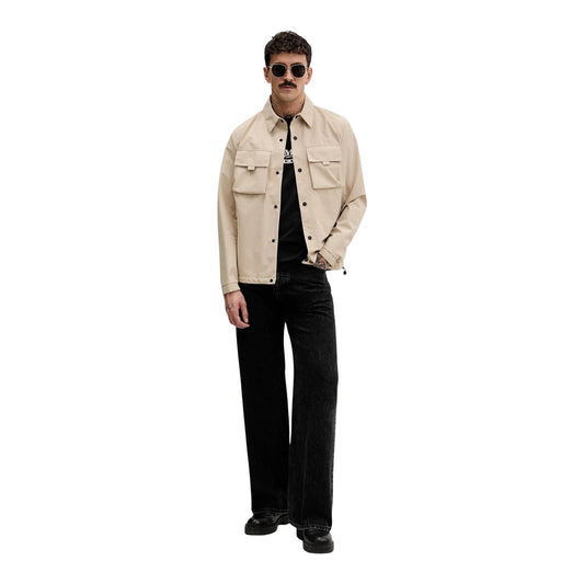 T-shirt Calvin Klein Jeans Nera NYC; 100% Cotone. Logo frontale stampato, maniche corte, vestibilità regular. Capo versatile 4 stagioni, stile casual-urbano autentico. Figura intera 