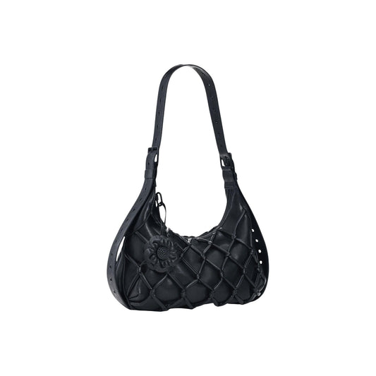 Borsa piccola con tracolla estensibile, applicazione a fiore e dettagli di linee in stile red, con effetto pelle a forma di rombo. Vista frontale laterale 