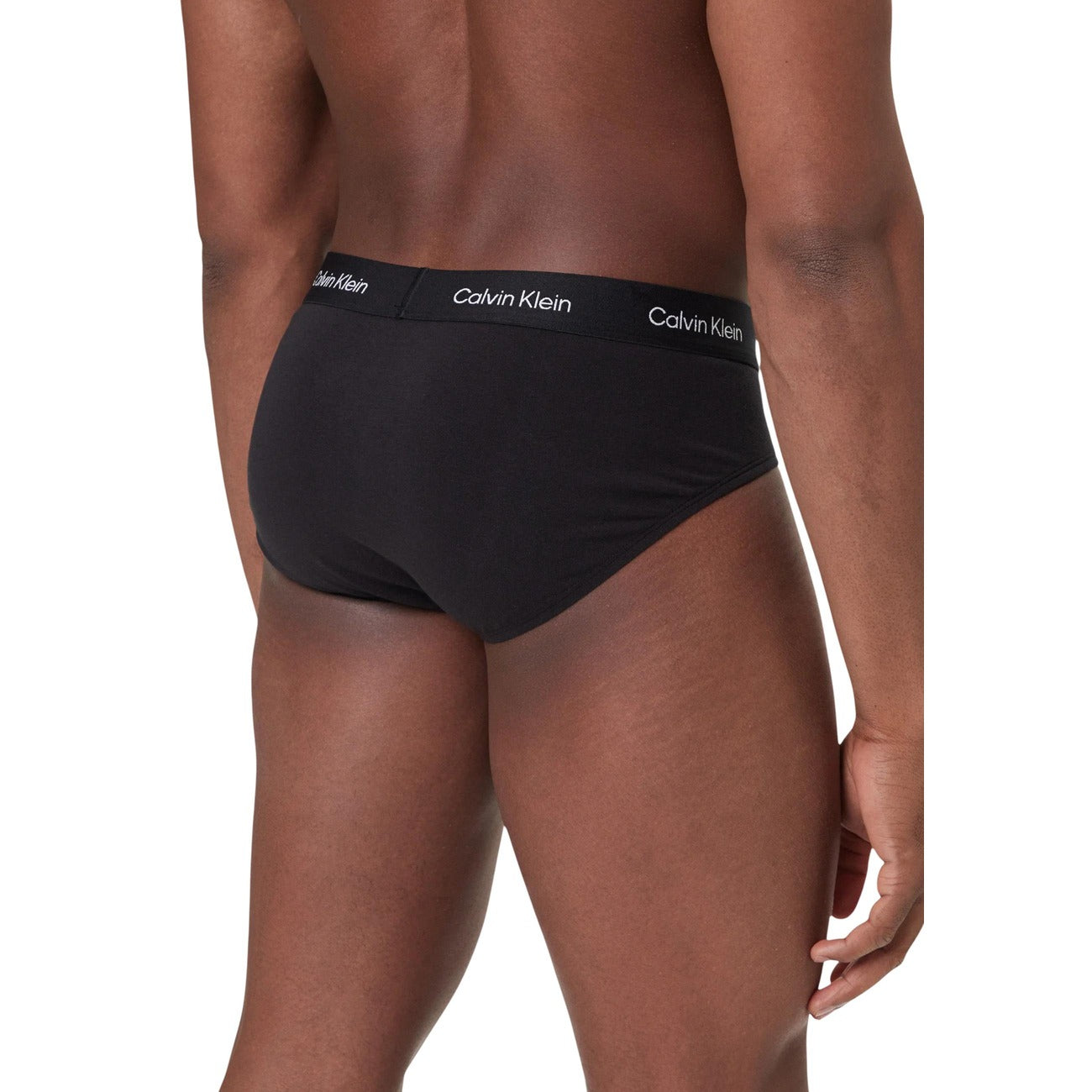 Slip uomo Calvin Klein 3-Pack; 95% Cotone Better Cotton, 5% Elastan. Modello Hip Brief con elastico logato. Intimo uomo resistente, elastico e iconico. Vista posteriore 