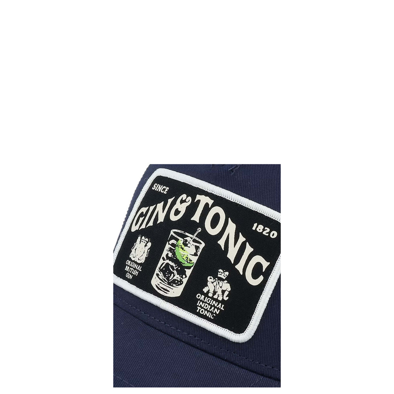 Cappellino Trucker American Needle Gin Tonic; blu navy/nero, logo ricamato, retro in rete, snapback regolabile. Design Inception Collection. Vista dettaglio logo 