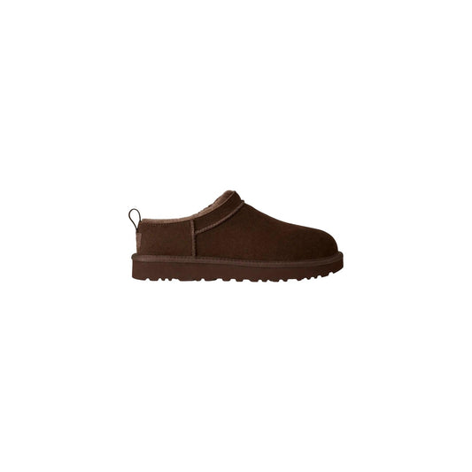 Stivaletti bassi UGG Classic Micro donna 1173891. Stivaletto ultra-basso in camoscio marrone e beige foderato in vero montone con tirante posteriore e logo UGG sul tallone.