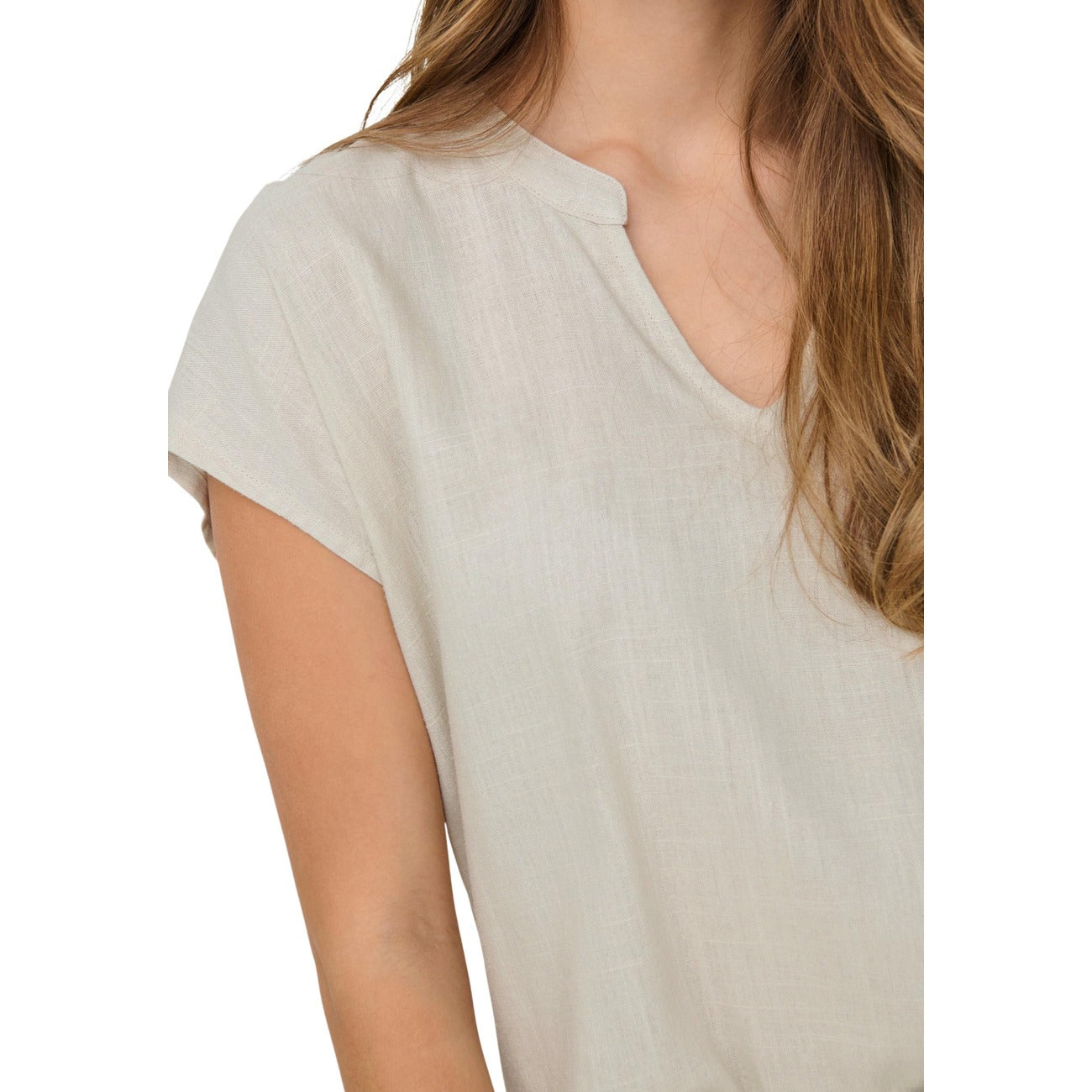Blusa JDY Jdycaya Lion; Misto Lino e Viscosa. Maniche corte, scollo a V con micro-spacco, vestibilità rilassata. Tessuto naturale traspirante, stile casual raffinato, ideale per il caldo. Colore beige/grigio.