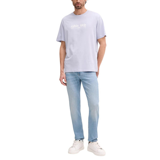 Jeans Slim Calvin Klein; Blu. 85% Cotone, 13% Poliestere Riciclato, 2% Elastan. Vita media, 5 tasche, chiusura con cerniera. Vestibilità asciutta e tessuto elasticizzato sostenibile. Figura intera 