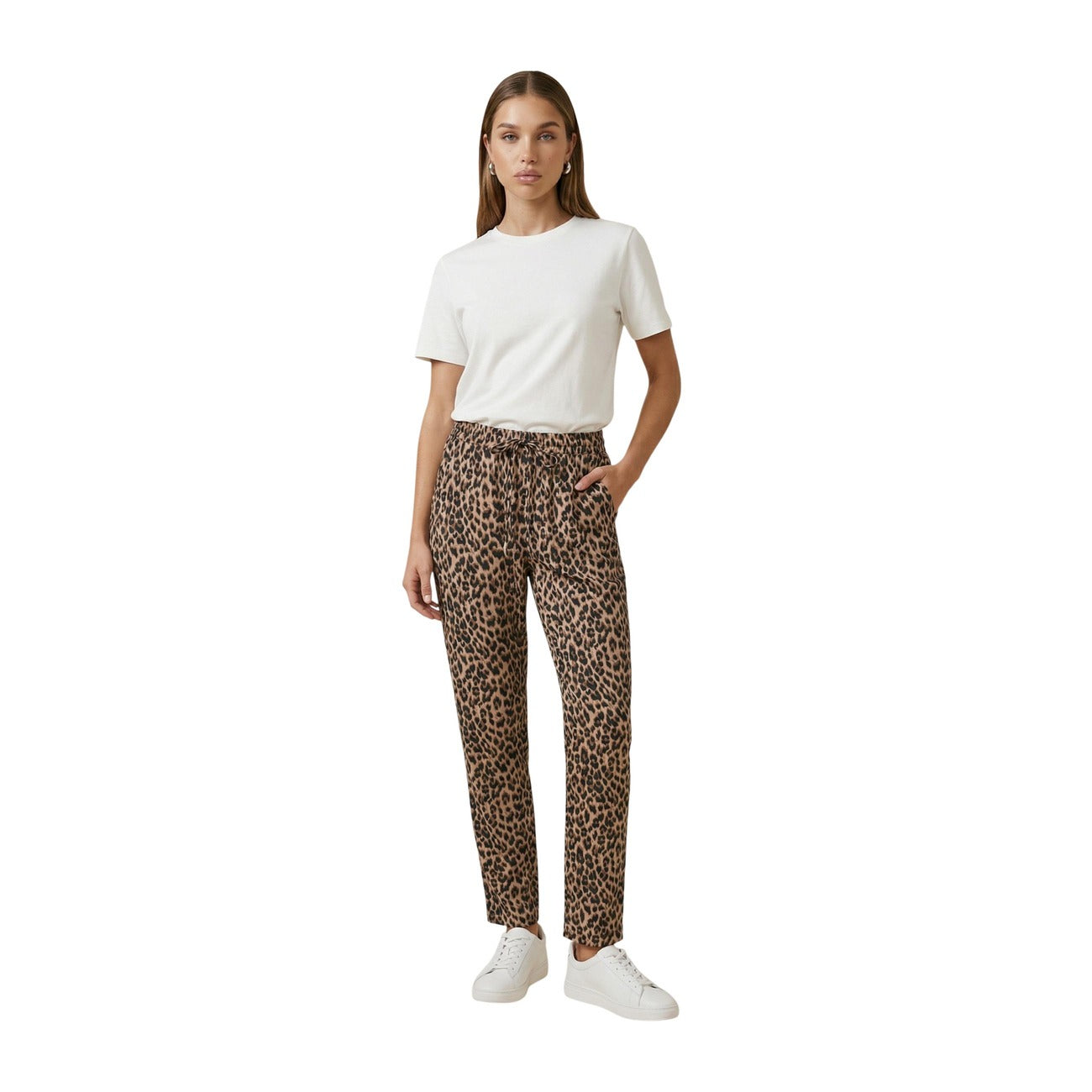 Pantaloni Only Animalier; 100% Viscosa. Vita elastica con coulisse, tasche laterali, linea regular. Tessuto leggero effetto seta. Pantaloni donna casual-wild ideali per l'estate. Figura intera
