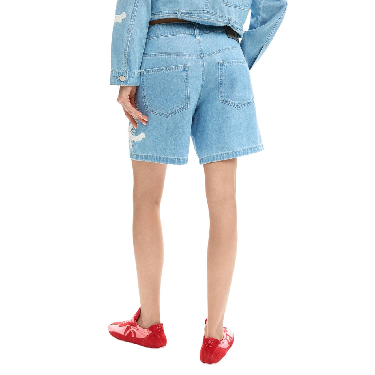 Shorts Denim Desigual Ricamati; 100% Cotone Sostenibile. Colore blu con dettagli multicolore, chiusura con zip e bottone, logo in rilievo. Fit regular, collezione SS26. Posteriore 