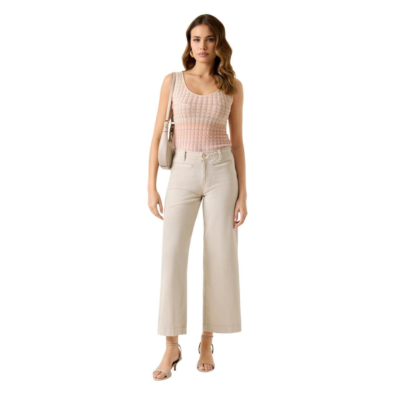 Jeans Crop Bootcut Guess Zoya; Beige. 97% Cotone, 3% Elastam. Dettaglio cintura intrecciata, vita media, gamba a zampa corta. Stile raffinato e di tendenza per tutte le stagioni. Figura intera 
