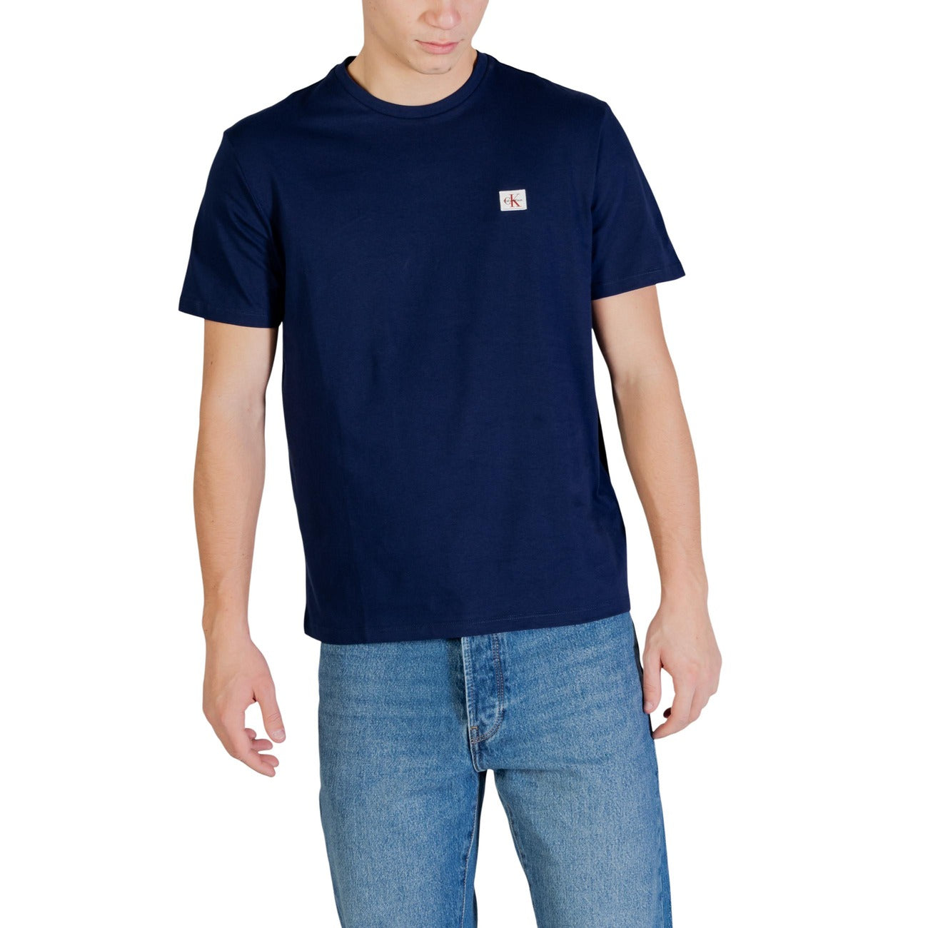 T-shirt CK Jeans SS Badge; 100% Cotone. Regular fit, patch logo sul petto, maniche corte. Comfort superiore e stile minimalista per il tempo libero. Colore blu navy. Vista frontale 