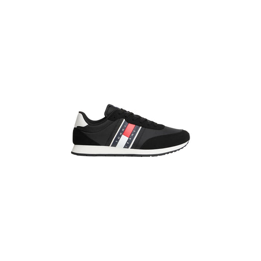 Sneakers Tommy Jeans uomo nere EM0EM01709. Scarpe sportive basse tipo runner con suola in gomma ed EVA, tomaia multimateriale nera, inserti a contrasto e logo Tommy sulla linguetta e sul lato.