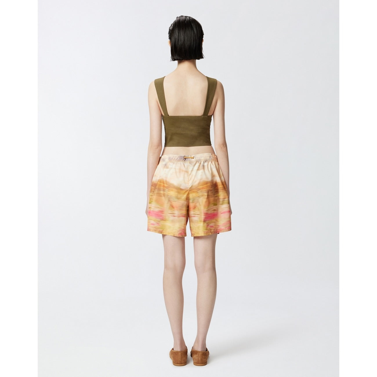 Top Pinko Verde; 55% Lino, 42% Viscosa. Schiena scoperta, chiusura con zip, bottoni decorativi. Tessuto leggero, vestibilità elegante, ideale per eventi estivi e tempo libero chic. Vista posteriore 