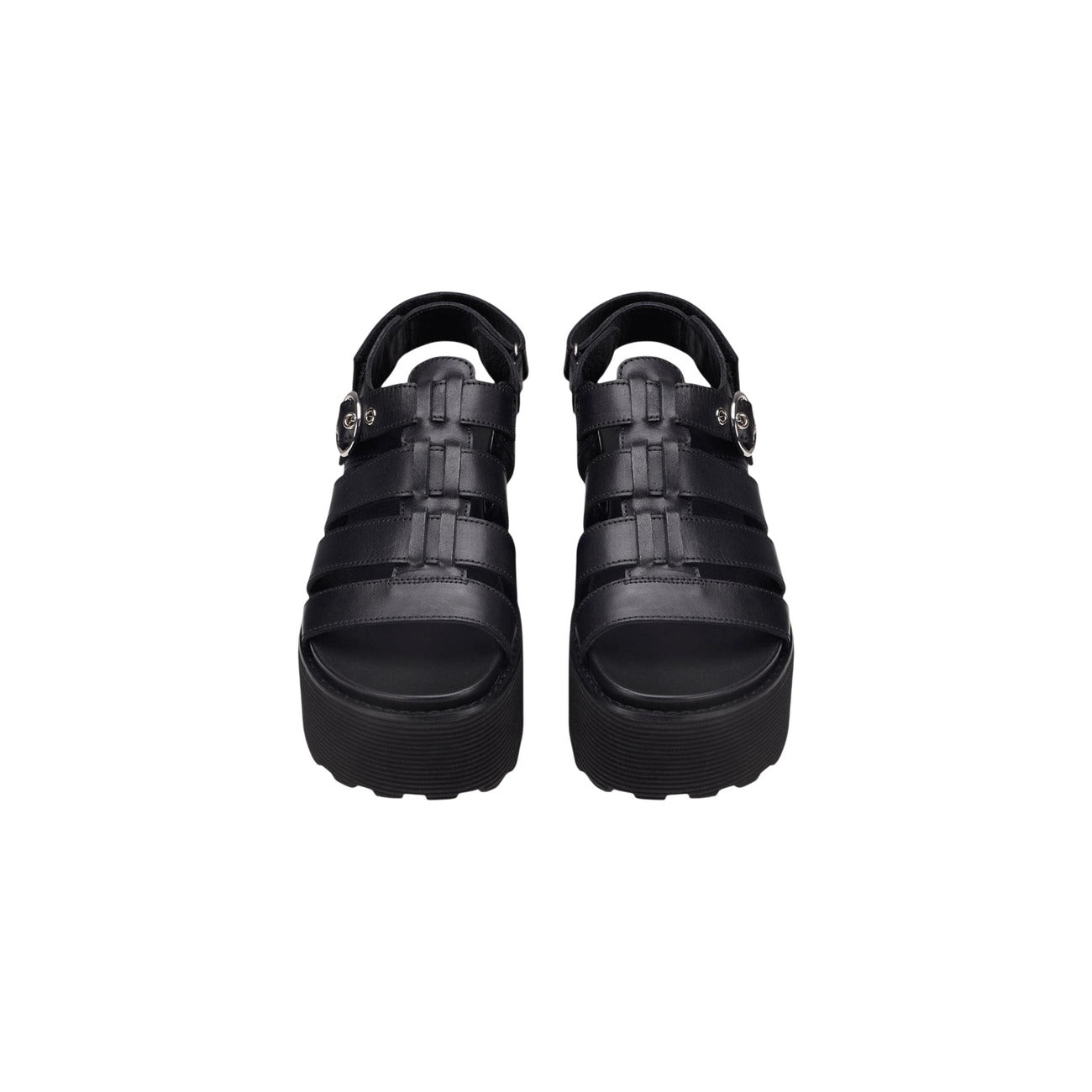 Cult Nancy 4488; Sandalo Platform Nero. 100% Pelle, tacco 7 cm. Fibbia rotonda decorativa, suola scanalata ammortizzata, interno in pelle. Stile urban-rock premium. Vista frontale 