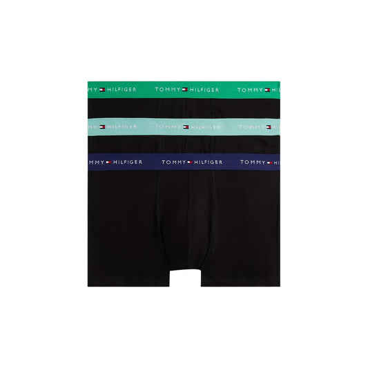 Pack 3 Boxer Trunk Tommy Hilfiger Signature; Nero. 100% Cotone traspirante, proprietà antiumidità, fascia elastica logata. Vestibilità aderente, comfort 4 stagioni, qualità premium. Fascia colore verde, verde acqua e blu 