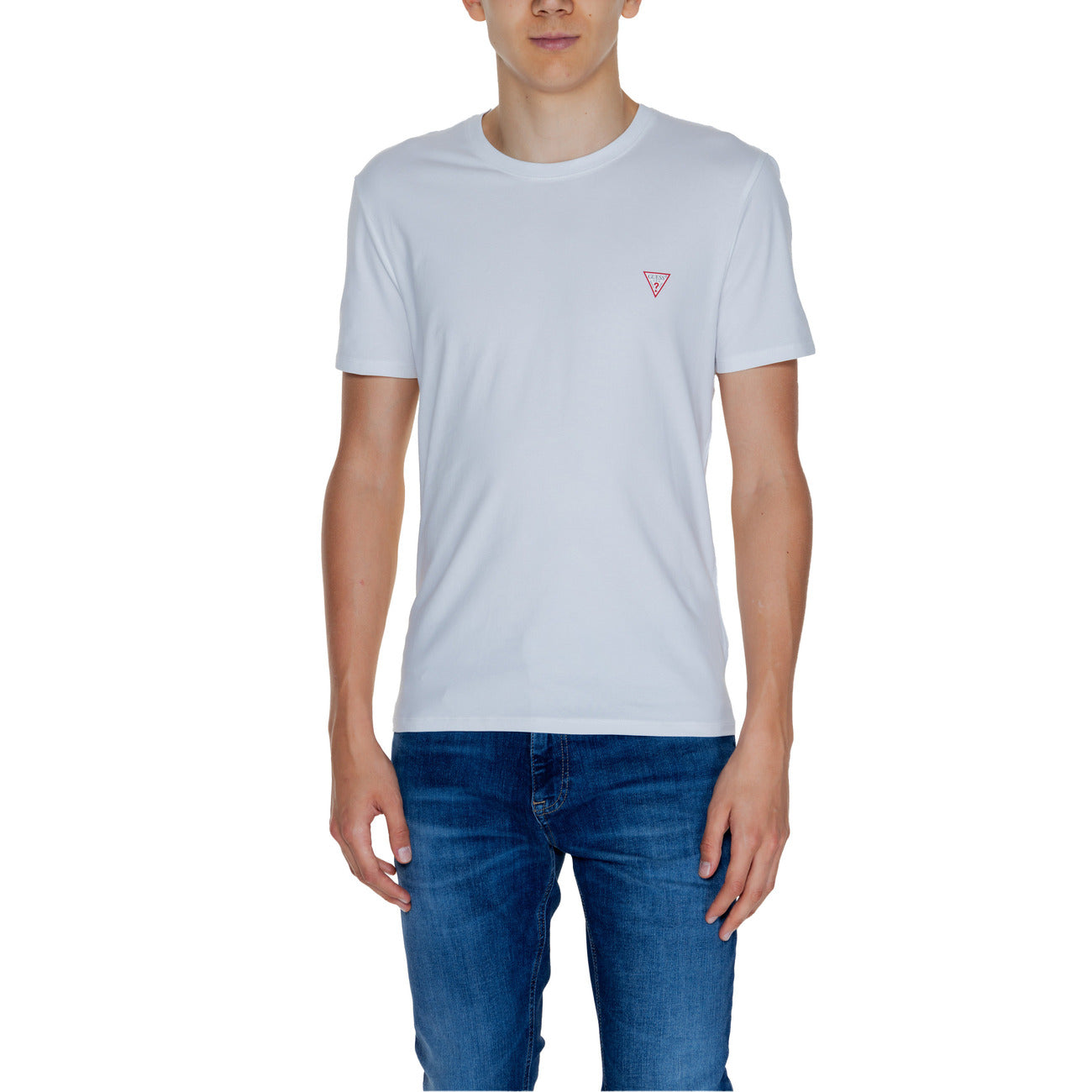 T-shirt basic bianca uomo firmata Guess in cotone, girocollo, maniche corte, vestibilità slim. Vista frontale indossato da modello 