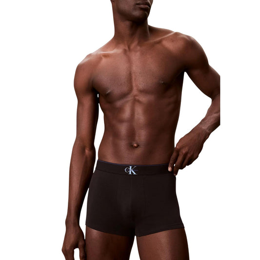 Pack 3 Boxer Trunk CK; Cotone Stretch. 95% Cotone e 5% Elastam, vita regolare con fascia logata, design traspirante e aderente. Qualità premium per l'uso quotidiano, supporto eccellente. Nero frontale 