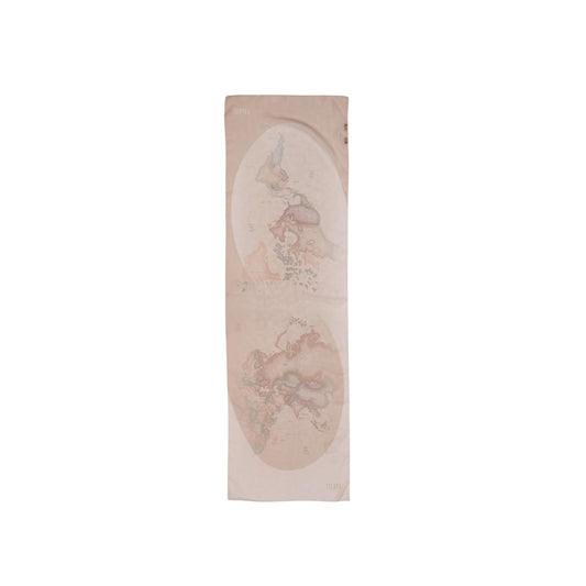 Alviero Martini S637 1840 Foulard; 100% poliestere con stampa Geo. L'accessorio iconico e multitasking per un tocco di eleganza italiana quotidiana. Colore beige vista frontale 