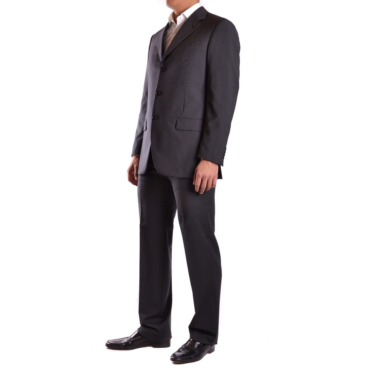 Abito Burberry Uomo Nero Gessato; Lana e Mohair. Giacca 3 bottoni, pantalone dritto, Made in Italy. Tessuto antipiega e traspirante. Perfetto per business e cerimonie. Vista frontale laterale 