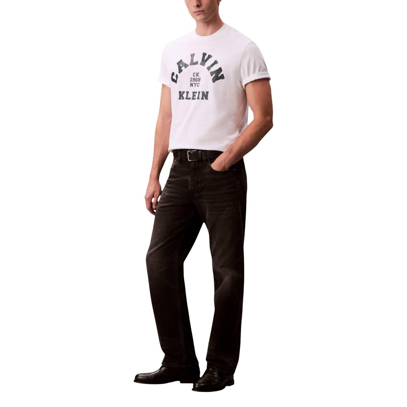 T-shirt CK Jeans Bianca; 100% Cotone. Regular fit, stampa logo frontale, girocollo. Leggera, versatile e traspirante per la stagione calda. Figura intera 