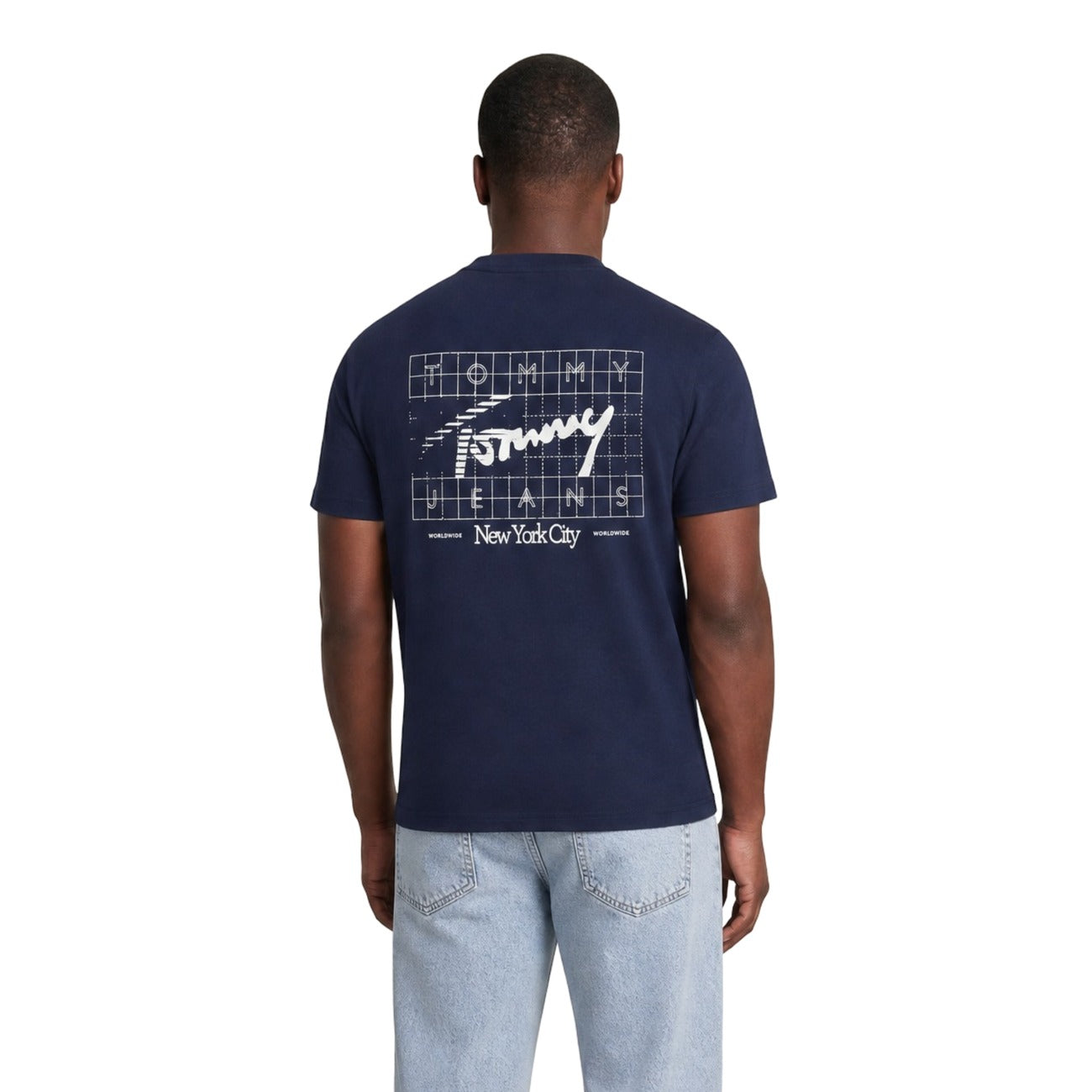 T-shirt Uomo Blu Tommy Hilfiger Jeans; Cotone Rigenerato. Taglio regular fit, scollo a girocollo e maniche corte. Stampa grafica 'New York City' fronte/retro e micro bandierina sulla manica, stile casual leggero. Vista Posteriore 