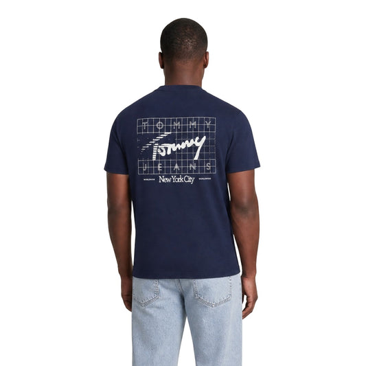 T-shirt Uomo Blu Tommy Hilfiger Jeans; Cotone Rigenerato. Taglio regular fit, scollo a girocollo e maniche corte. Stampa grafica 'New York City' fronte/retro e micro bandierina sulla manica, stile casual leggero. Vista Posteriore 