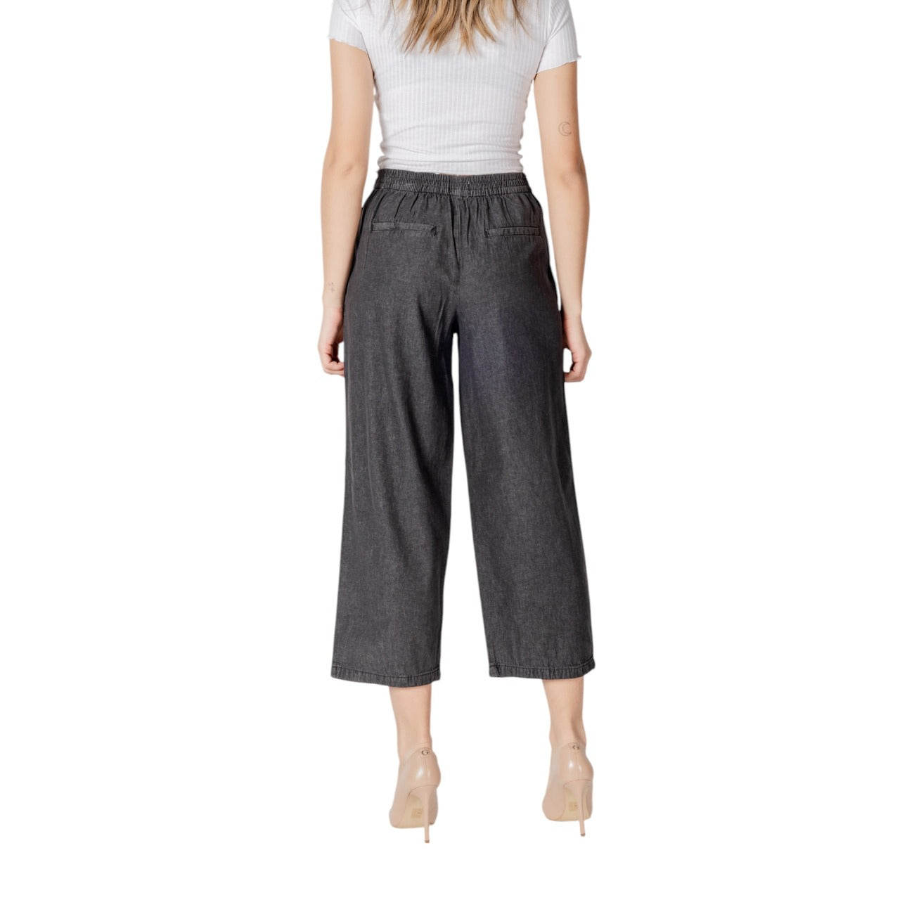 Pantaloni Ichi ARCHER donna neri con tasche anteriori posteriori 100% cotone - vista posteriore retro indossati da modello
