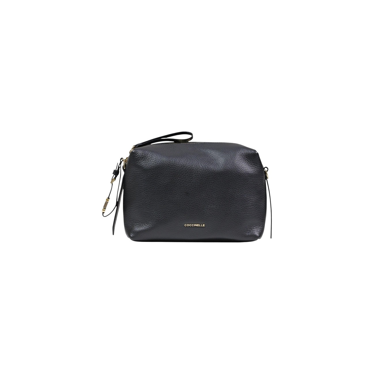 Coccinelle Pochette Nory; pelle nera a grana, chiusura zip, logo metallico. Dimensioni 23x18x8.5 cm. Elegante, compatta e versatile. Vista frontale 