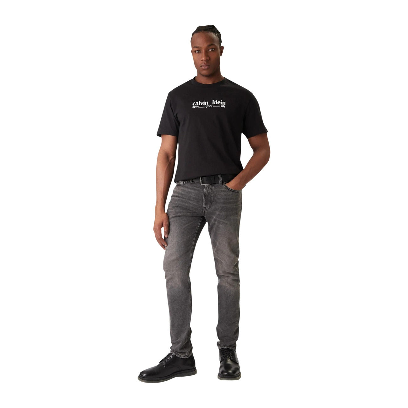 T-shirt Calvin Klein Jeans Nera NYC; 100% Cotone. Logo frontale stampato, maniche corte, vestibilità regular. Capo versatile 4 stagioni, stile casual-urbano autentico. Figura intera 