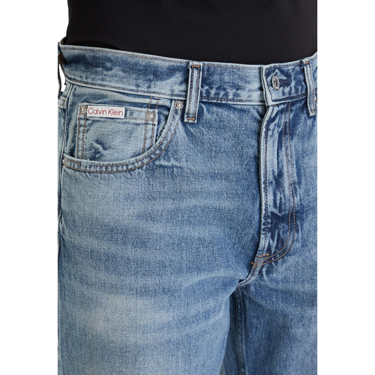 Jeans Uomo Blu Calvin Klein Jeans; Taglio Regular/Loose. 100% cotone effetto denim, gamba dritta, vita regular e chiusura con zip. Design 5 tasche con patch logo sul retro, stile casual quattro stagioni. Dettaglio frontale 