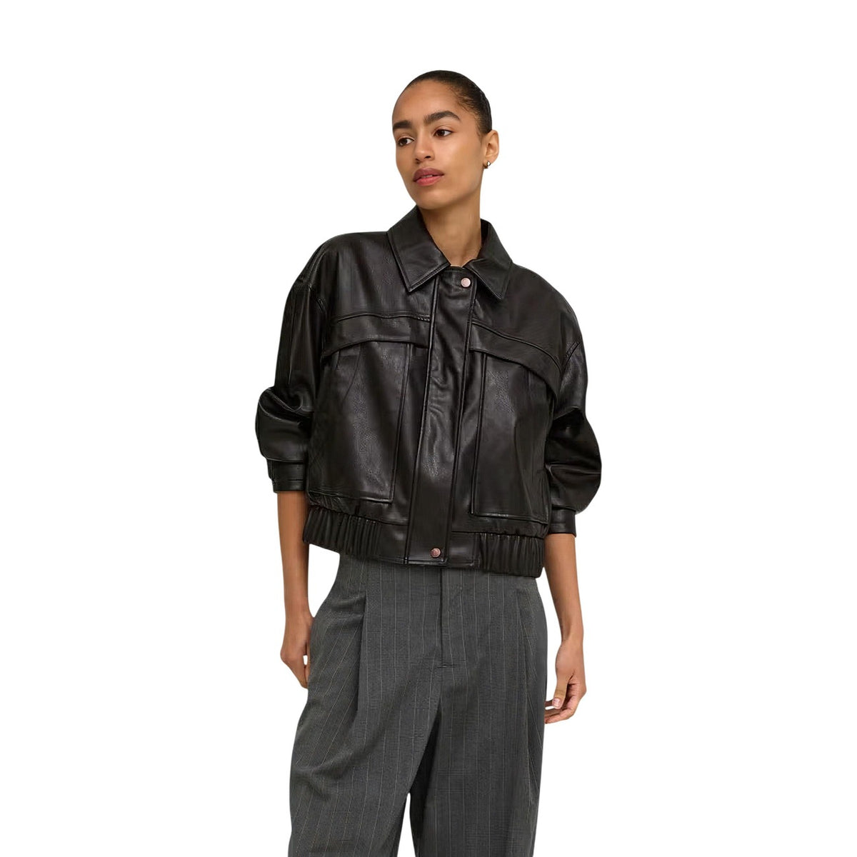 Giambetto marrone donna ecopelle Only 15373701. Giacca biker da donna in finta pelle 100% poliestere con maniche lunghe, cerniera frontale, bottoni e fondo elasticizzato.