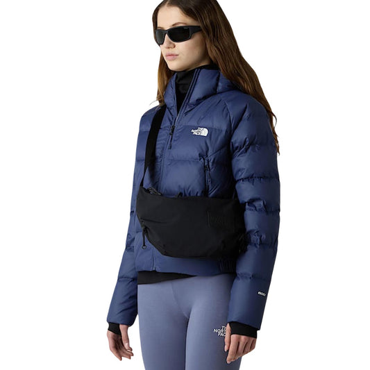 Borsa Tracolla The North Face Never Stop; 100% Nylon riciclato. Cerniere YKK, tasca posteriore con zip, tracolla satinata regolabile. Design vintage increspato, capiente e ultraleggera. Ideale per tempo libero e viaggi. Indossata da modella 