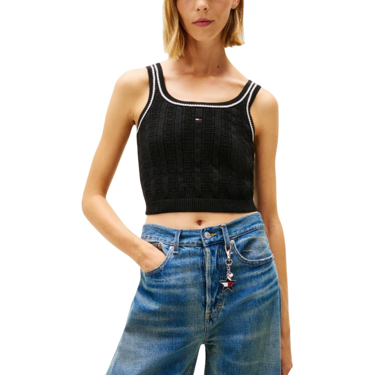 Top Tommy Hilfiger Jeans donna nero crop in maglia intrecciata spalline scollo tondo 88% cotone organico 12% poliammide - vista frontale indossato da modello
