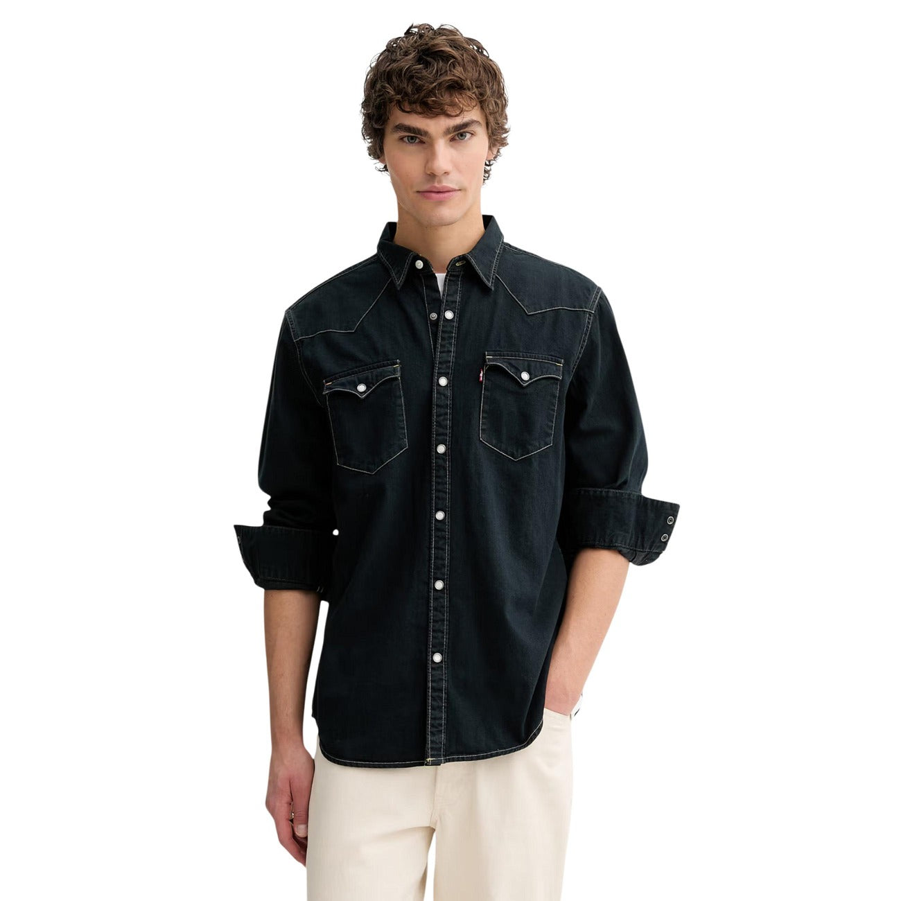 Camicia Uomo Nera Levi's Western; Modello a maniche lunghe in cento per cento cotone tinta unita. Chiusura con bottoni a pressione, tasche frontali con pattina e cuciture in contrasto, stile casual-heritage. Vista frontale 