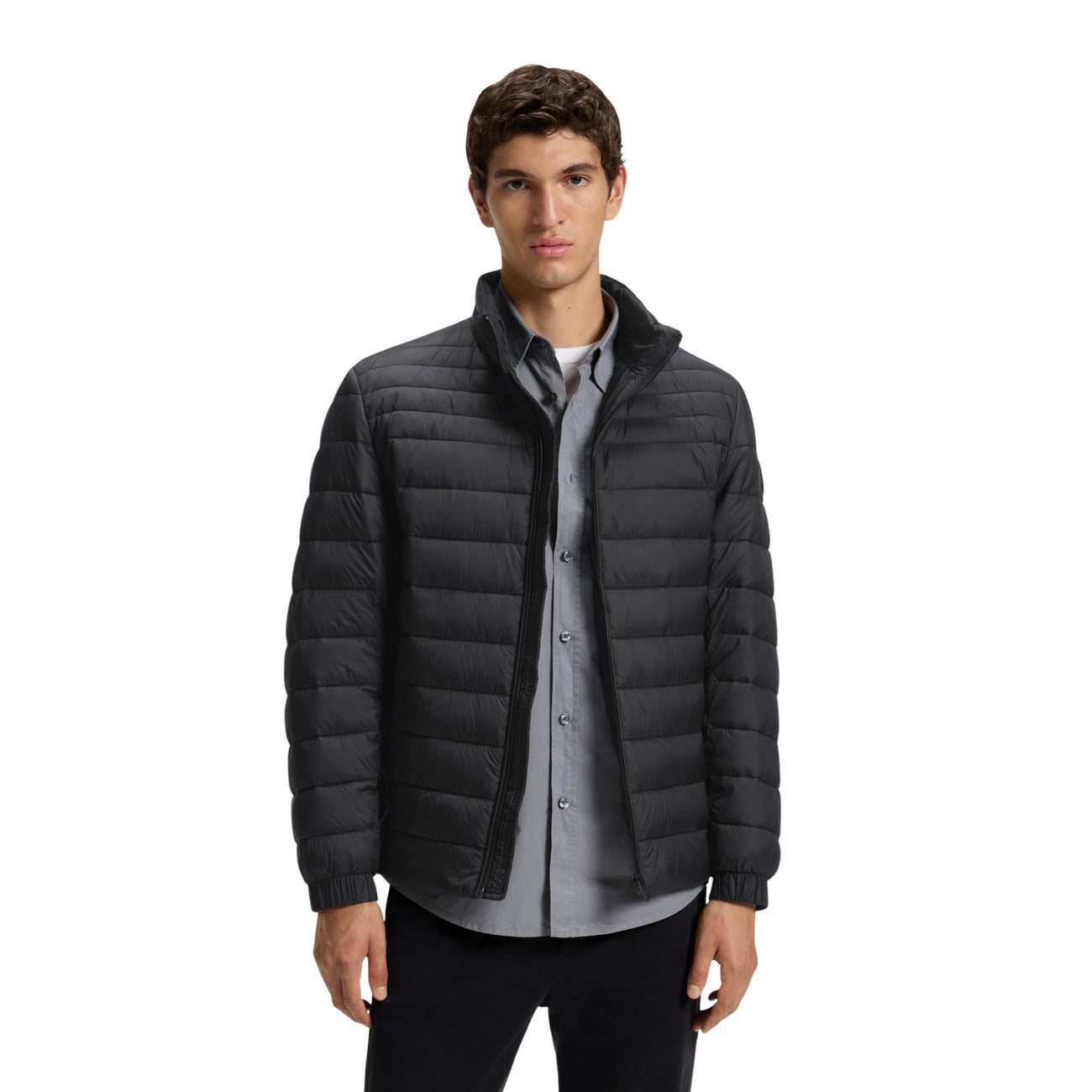 Piumino Boss Oden2 uomo nero 50549252 sostenibile. Giacca imbottita leggera da uomo in nylon riciclato con trapuntatura orizzontale, collo alto e cerniera lampo, abbigliamento uomo autunno inverno.