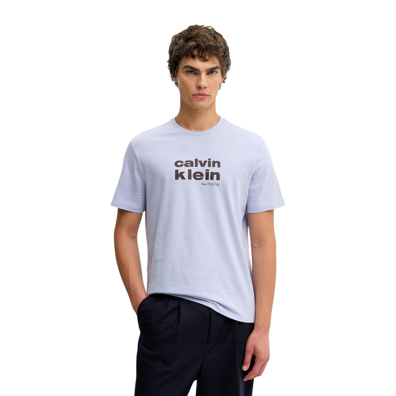 T-shirt CK Jeans NYC; 100% Cotone. Vestibilità regolare, logo New York City frontale, maniche corte. Maglia uomo fresca e iconica per la stagione PE26. Colore lilla 