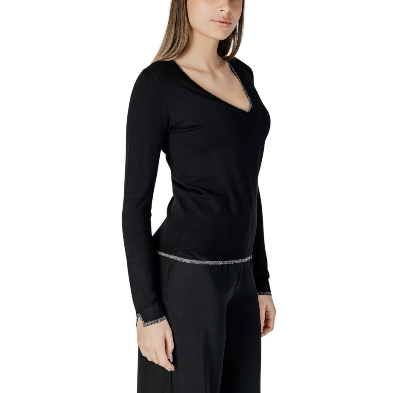 Maglia Liu Jo V-NECK donna nera con scollo a V maniche lunghe 80% viscosa 20% poliammide - vista laterale indossata da modello
