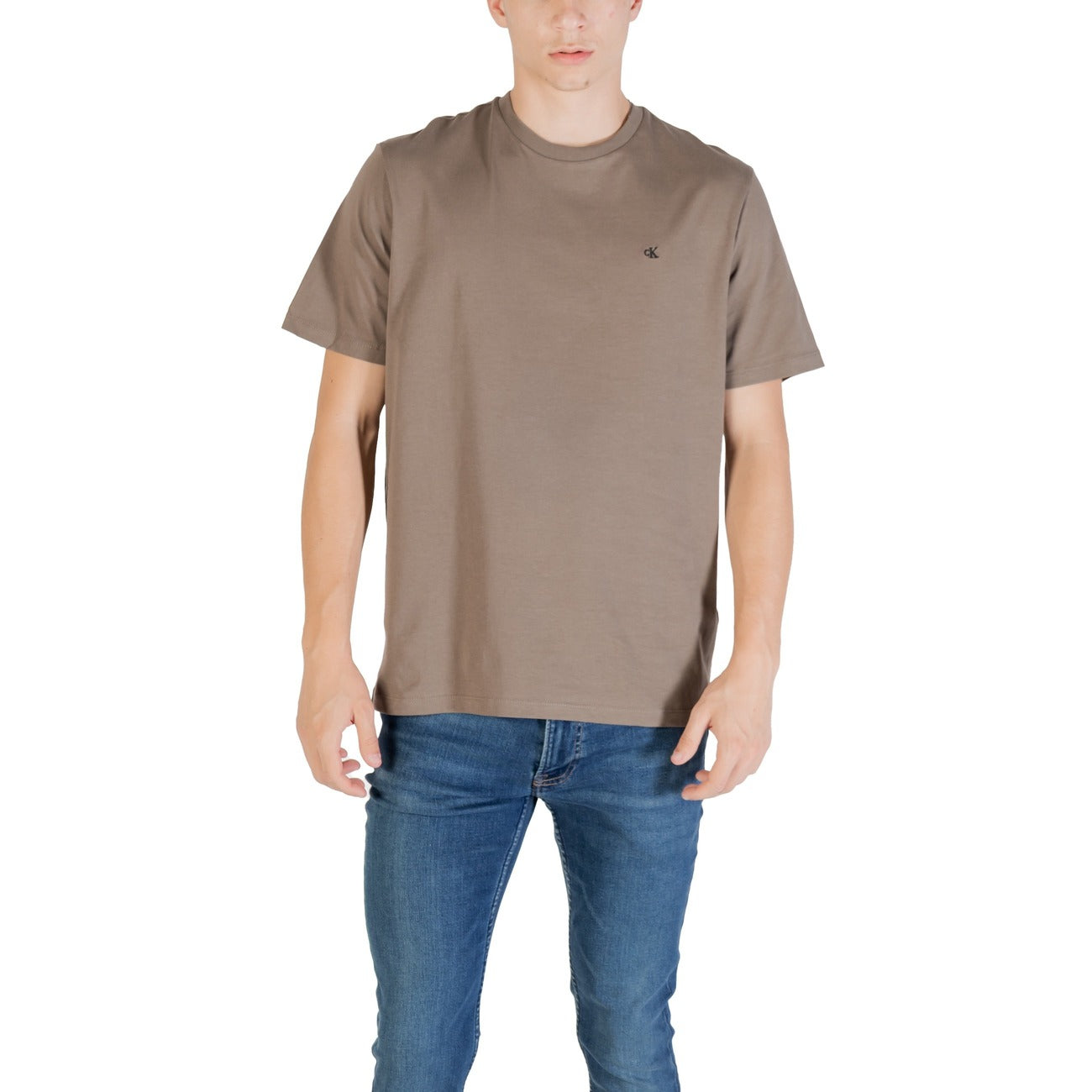 T-shirt Calvin Klein Jeans SS SMOOTH CTTN SOLID uomo beige marrone maniche corte scollo tondo 100% cotone - vista frontale indossata da modello