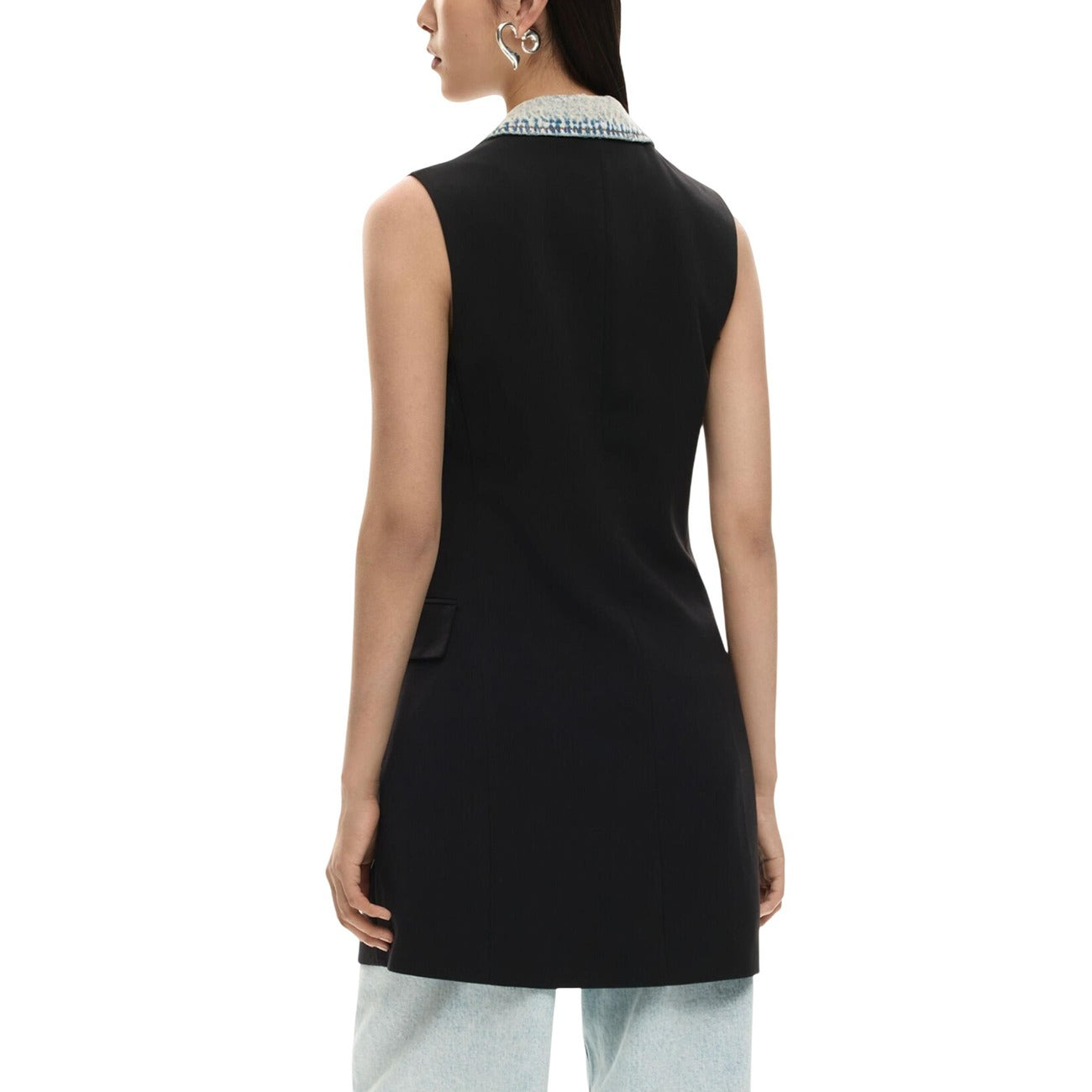 Abito Desigual donna nero corto smanicato con bottoni bavero tasche anteriori - vista posteriore retro indossata da modello
