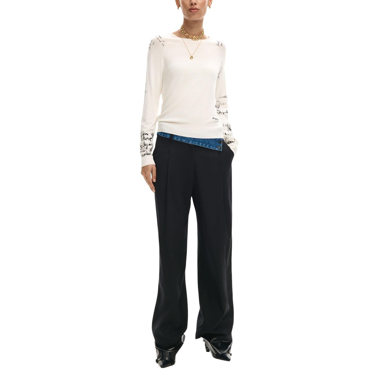 Maglia Desigual donna bianca con maniche lettering manica lunga scollo tondo 83% viscosa 17% poliammide - vista frontale indossata da modello