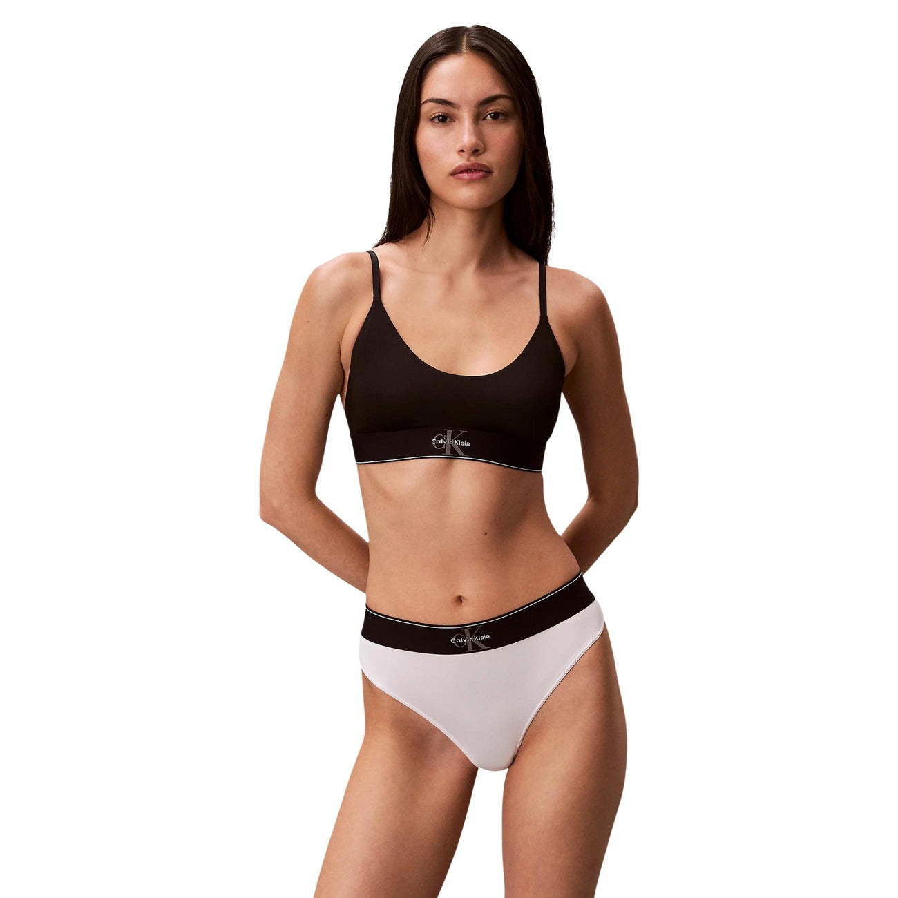 Perizoma Calvin Klein Bianco; 92% Poliestere, 8% Elastan. Microfibra setosa, traspirante e fast-dry. Vita media con fascia logata, tassello foderato, stile casual-sportivo premium. Vista frontale 